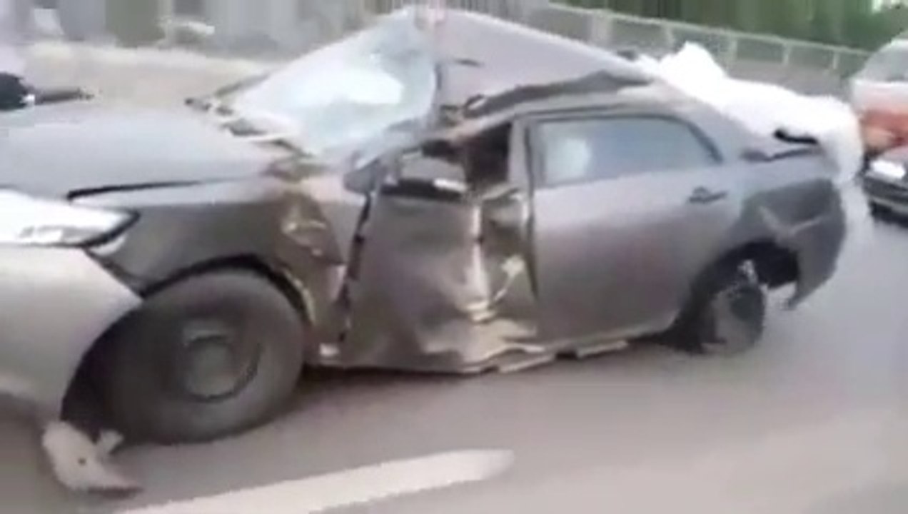 Il continu à rouler avec son épave... Voiture en fin de vie