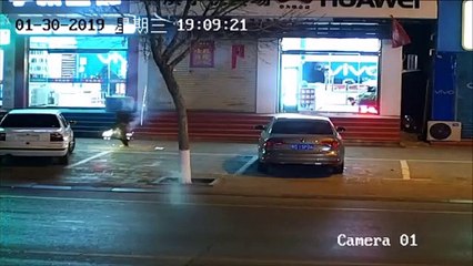 Il fait exploser le trottoir en jouant avec des feux d'artifice... Fou