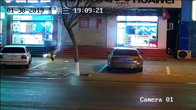 Il fait exploser le trottoir en jouant avec des feux d'artifice... Fou