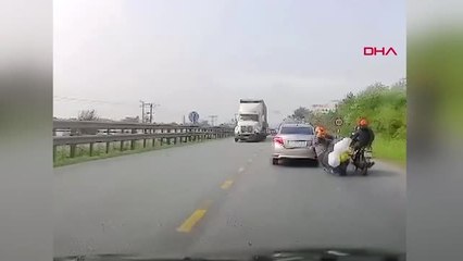 Dha Dış - Motosikletten Düşen Anne ve Bebeği Kamyon Altında Kalmaktan Ramakla Kurtuldu