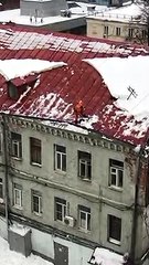Un homme glisse dun toit enneigé (Moscou)