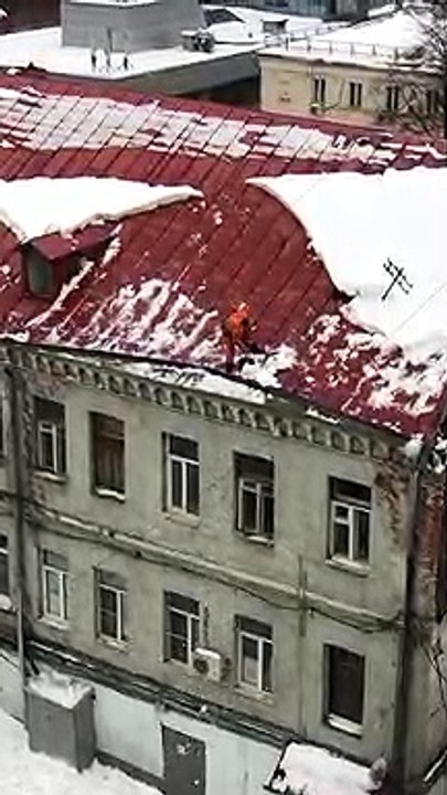 Un homme glisse dun toit enneigé (Moscou)
