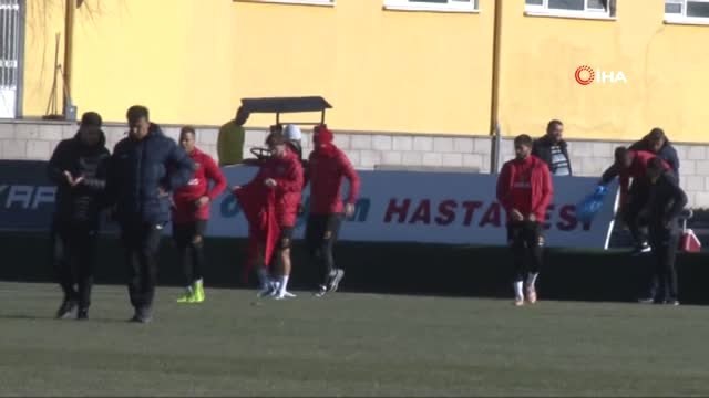 Hikmet Karaman, Futbolculara Fenerbahçe'yi Ezberletiyor