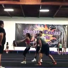 Saut de gymnastique raté, elle lui marche sur le visage !