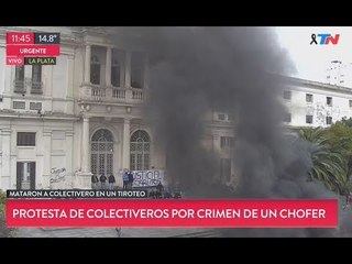 Colectiveros protestan en La Plata por crimen del chofer
