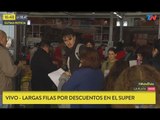 Largas filas por conseguir descuento en el súper