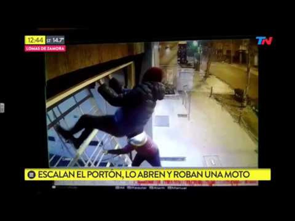 Así abren un portón para robarse una moto