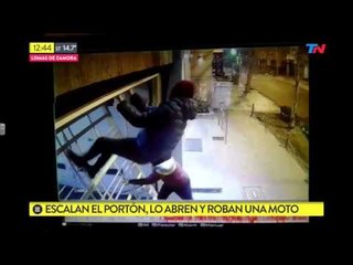 Así abren un portón para robarse una moto