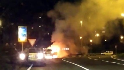 Llamaradas en el asfalto: la agonía de otros conductores al toparse con el incendio de un coche en Pamplona