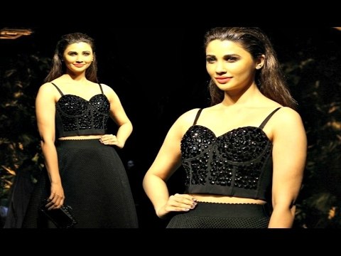 Daisy Shah Hot Cleavage Show | Ramp Walk | Lakme Fashion Week Summer Resort 2017