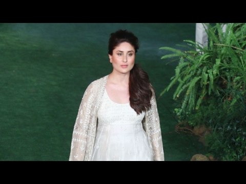 Kareena Kapoor slays on ramp at LFW! | Lakme Fashion Week 2017