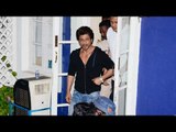 OMG! SRK gets MOBBED by fans while shooting!