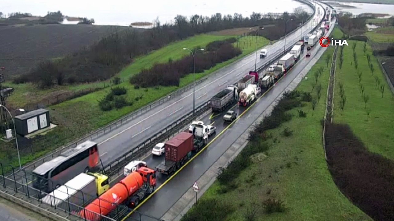 Tem Otoyolu Büyükçekmece Karasu Viyadüğü girişinde bir tır, bariyerlere çarptı. Olay yerine itfaiye ve polis ekipleri sevk edildi. Kaza nedeniyle TEM Otoyolu Edirne istikametinde yoğun trafik oluştu.