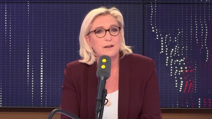 "Oui, nous avons du mal [à emprunter aux banques] ça pose un problème démocratique" reconnaît Marine Le Pen