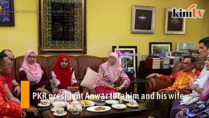 Download Video: Anwar, Wan Azizah visit Azmin after his surgery