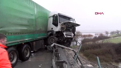 İstanbul- Kaza Yapan Tır Şoförü Viyadükten Aşağıya Uçtu