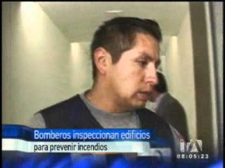 Bomberos inspeccionan edificios para prevenir incendios en Quito