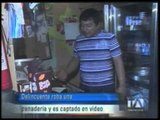 Delincuente roba una panadería y es captado en video