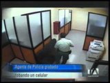 Cámara captó en video a un policía robando un celular en Esmeraldas