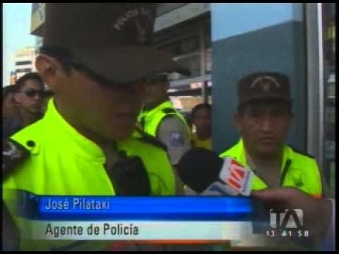 Inconformidad de hinchas durante la entrega de entradas al partido Barcelona-Liga de Loja
