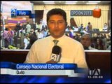 Alberto Acosta inscribió su candidatura presidencial en el CNE