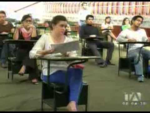 Egresados rinden exámenes para obtener ayuda económica para el desarrollo de su tesis