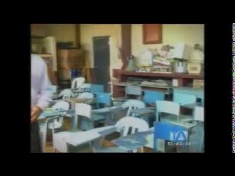 Bancas y baterías sanitarias en mal estado en escuelas fiscales