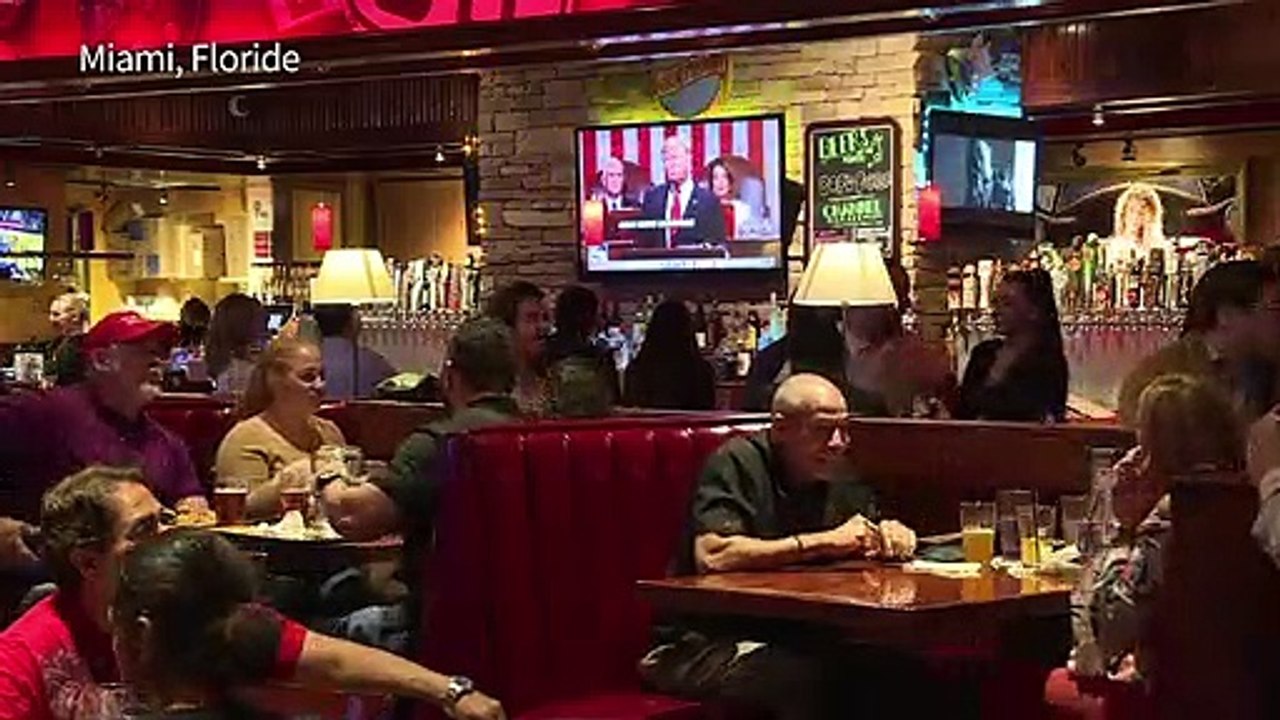 Des jeunes républicains applaudissent Trump