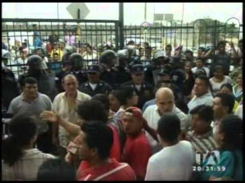 Enfrentamiento entre comerciantes y metropolitanos en mercado guayaquileño