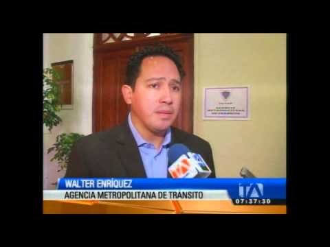 Policías metropolitanos son captados presuntamente ingiriendo alcohol