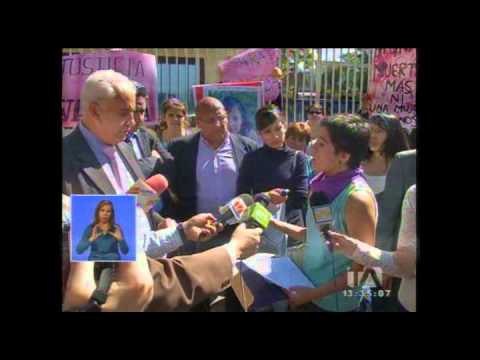 Un plantón contra el femicidio se tomó las afueras de la Fiscalía General en Quito