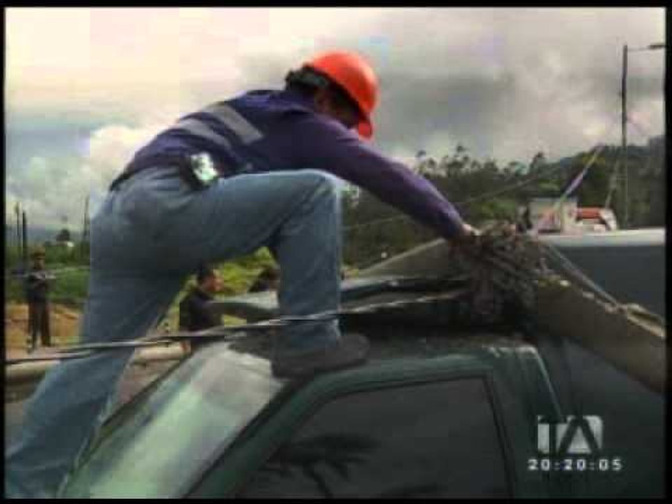 Dos vehículos terminaron destruidos en un accidente en la avenida Simón Bolívar en Quito