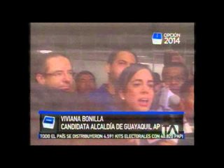 Viviana Bonilla ejerció su derecho al voto acompañada del canciller Ricardo Patiño