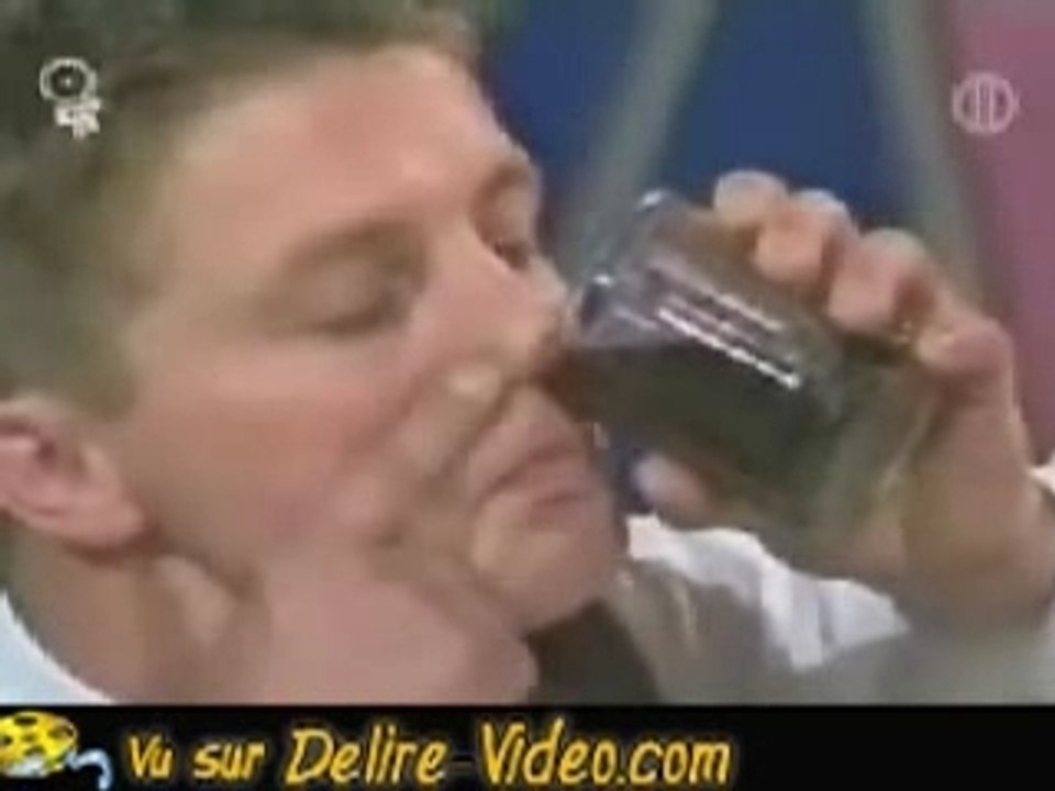 Ce-mec-a-une-curieuse-facon-de-boire