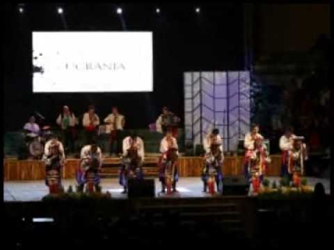 Ambato Tierra de Flores con instrumentos folclóricos ucranianos