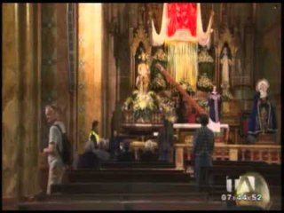 Fieles se alistas para la procesión del Señor del Buen Suceso en Riobamba