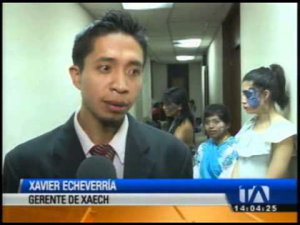 Colegios participan en desfile de trajes con material reciclado