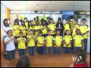 NIños con sordera le cantan a la Selección