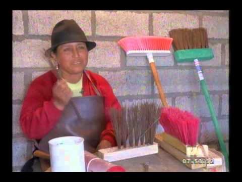 Elaboración de escobas, un sacrificado oficio que no es bien remunerado