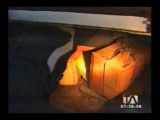 Agentes antinarcóticos decomisan heroína camuflada en frutas y botellas de licor