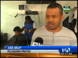Jugadores se realizan cortes de cabello en una peluquería del norte de Quito