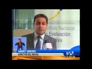 Estudiantes rinden examen de grado estandarizado