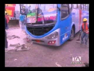 Unidad de trasporte cae a un hueco en el centro de Riobamba