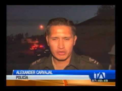 Dos obreros quedaron atrapados mientras realizaban una conexión en Guaranda