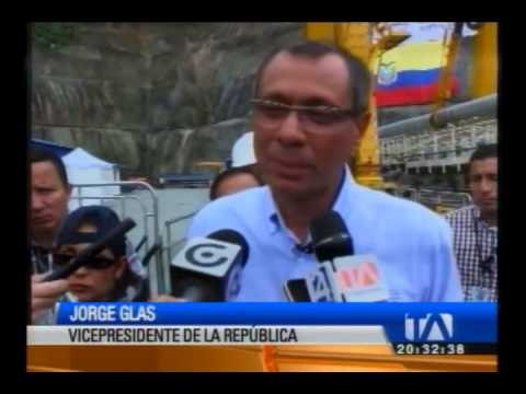 Glas inauguró el funcionamiento de excavadora mecánica para trabajos mineros