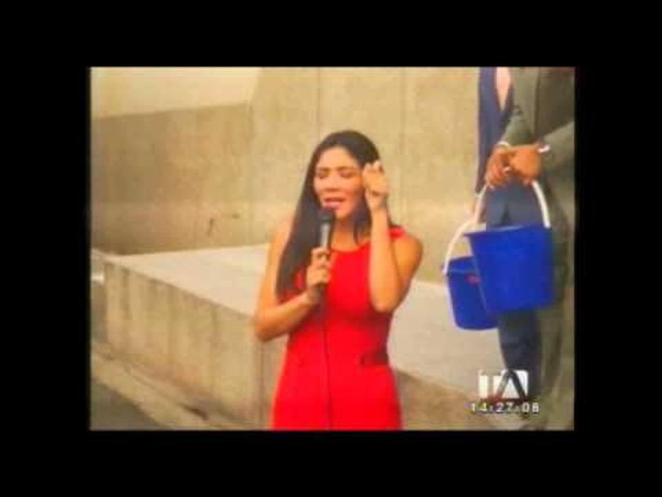 Nathaly Toledo aceptó el reto y se arrojó cubetas de agua helada