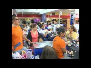 Padres de familia realizaron compras de uniformes y útiles escolares