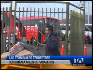 Скачать видео: Terminales terrestres reciben a viajeros por el feriado