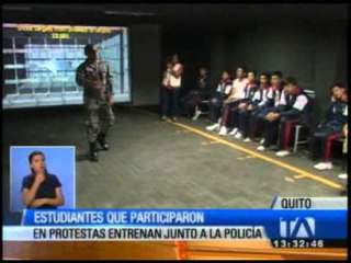 Estudiantes que participaron en manifestaciones entrenan junto a policías