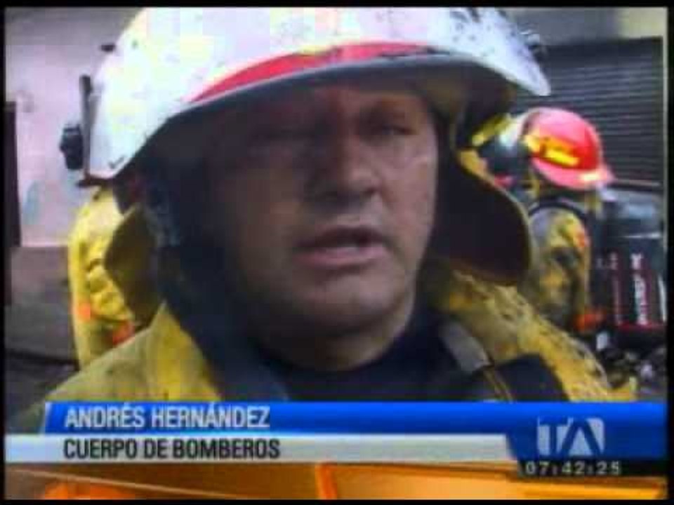 Incendio consume dos viviendas y un taller de tapicería en Tulcán